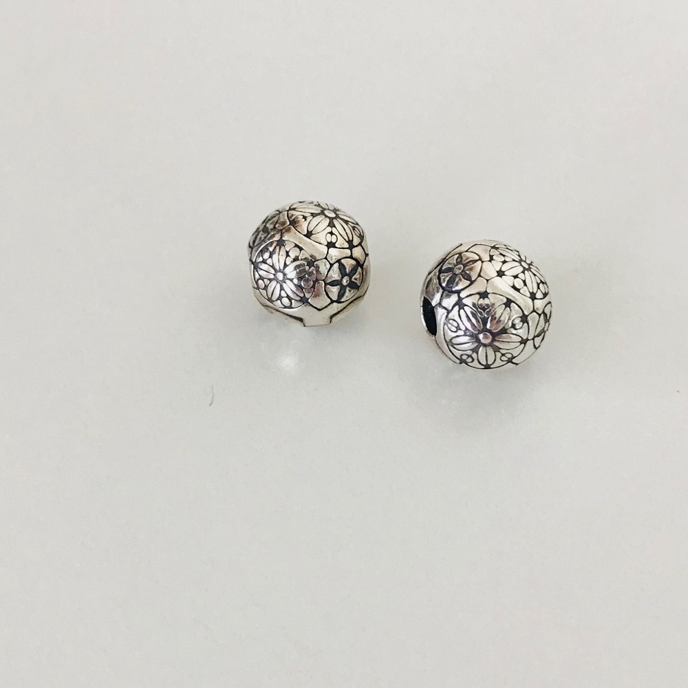 (2) Sand-dollar Pandora clips